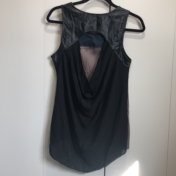 High-low sleeveless top - Picture 2 of 3